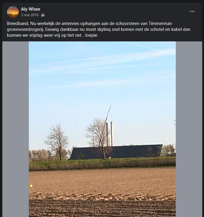 Antennes op de schoorsteen van de groenvoerdrogerij – Aly Wisse op Facebook